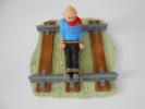 Tintin cowboy attaché aux rails par St Emett no Leblon Pixi Fariboles Pigeon